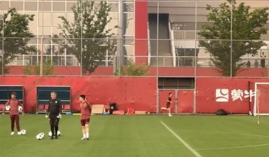 通过面对面、电话、邮件、传真、论坛等多种途径为玩家提供快捷的服务。详情图