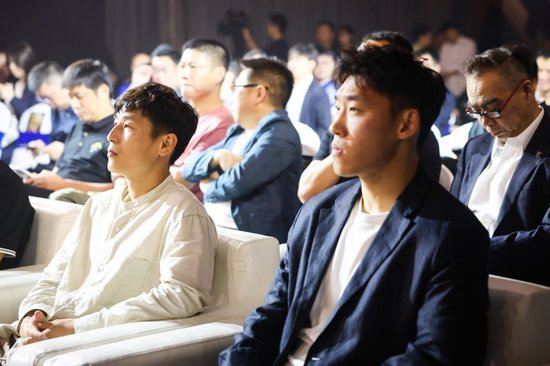 通过面对面、电话、邮件、传真、论坛等多种途径为玩家提供快捷的服务。介绍图片